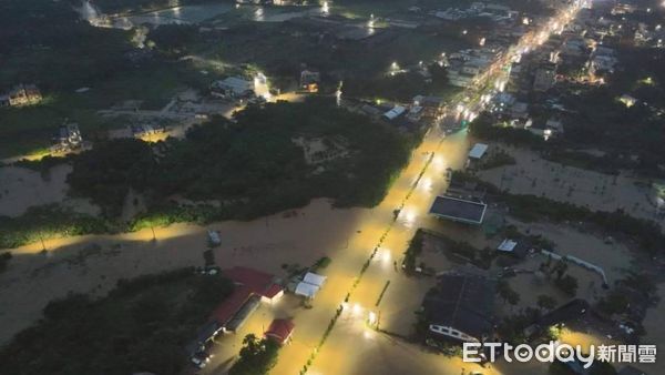 ▲▼恐怖暴雨淹慘北海岸！金山淡水萬里8路不通　驚人空拍畫面曝。（圖／新北市消防局提供）