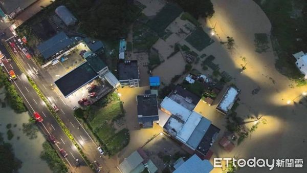 ▲▼恐怖暴雨淹慘北海岸！金山淡水萬里8路不通　驚人空拍畫面曝。（圖／新北市消防局提供）