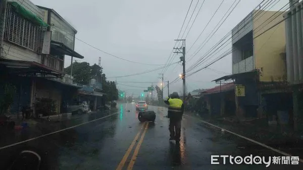 ▲里港警分局泰山派出所員警頂著狂風暴雨清理路障            。（圖／記者陳崑福翻攝）