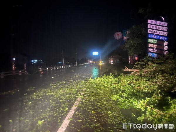 ▲里港警分局泰山派出所員警頂著狂風暴雨清理路障            。（圖／記者陳崑福翻攝）