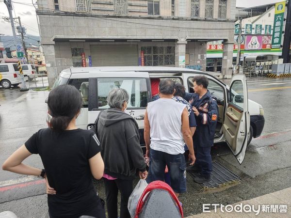 ▲六龜分局協助民眾撤離以及協助返家拿藥             。（圖／記者吳世龍翻攝）