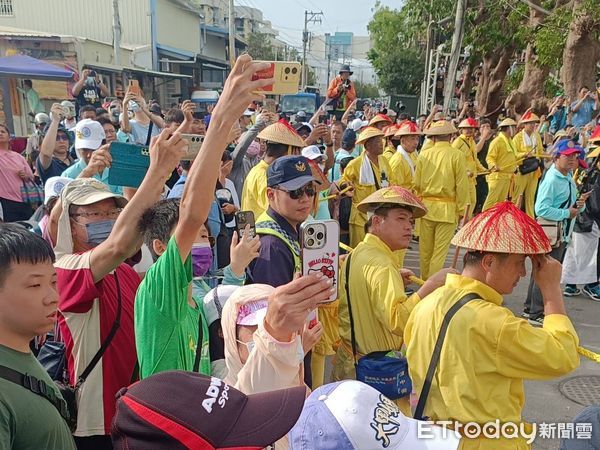 ▲東港東隆宮甲辰正科迎王平安祭典5日清晨燒王船，結束本科活動           。（圖／記者陳崑福翻攝）