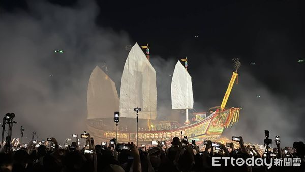 ▲東港東隆宮甲辰正科迎王平安祭典5日清晨燒王船，結束本科活動           。（圖／記者陳崑福翻攝）