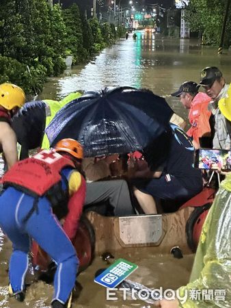 ▲▼  金山大淹水，立委廖先翔看災    。（圖／立委廖先翔辦公室提供）