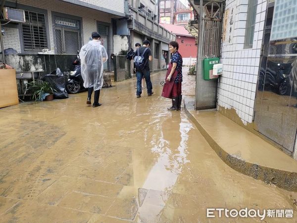 ▲▼ 金山大暴雨釀淹水，洪孟楷陪同侯友宜看災 。（圖／立委洪孟楷提供）