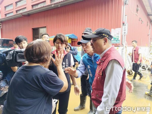 ▲▼ 金山大暴雨釀淹水，洪孟楷陪同侯友宜看災 。（圖／立委洪孟楷提供）