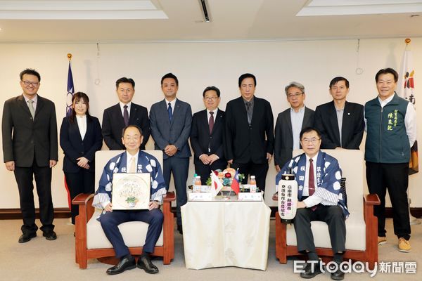 ▲日本秋田市5日由穗積志市長與台南市黃偉哲市長簽署交流合作合意書，該市並將把原汁原味的「秋田竿燈祭」移師台南「2024南瀛國際民俗藝術節」。（圖／記者林東良翻攝，下同）