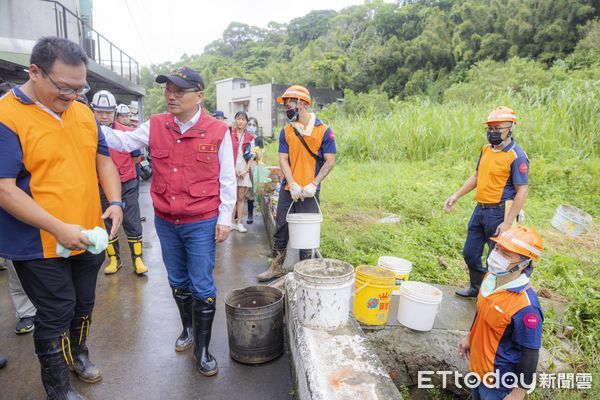 ▲超大豪雨重創北海岸 侯友宜指示水利建造物勘查工作即刻啟動。（圖／記者郭世賢翻攝）