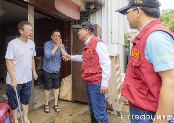 ▲超大豪雨重創北海岸 侯友宜指示水利建造物勘查工作即刻啟動。（圖／記者郭世賢翻攝）