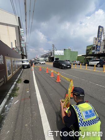 ▲▼             屏東縣潮州鎮延平路上出現天坑。（圖／記者陳崑福翻攝）