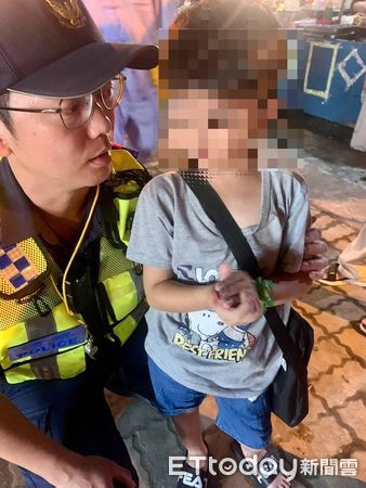 ▲東港警分局東港派出所所長黃亦鳴及興龍派出所所長童聖哲迅速找到男童母親             。（圖／記者陳崑福翻攝）