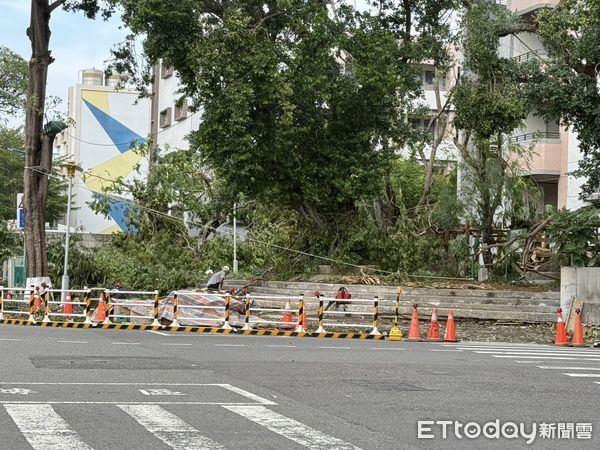 ▲新民國小圍牆毀損。（圖／記者許宥孺攝）