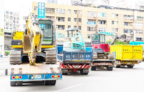 ▲桃市府馳援基隆團隊救災，總計派出22輛各式車輛與機具救災。（圖／市府新聞處提供）