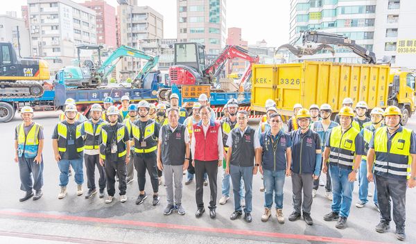 ▲針對基隆因颱風外圍環流豪雨重災，桃市府決定馳援救災，市長張善政等人上午與基隆救災團隊於出發前合影。（圖／市府新聞處提供）