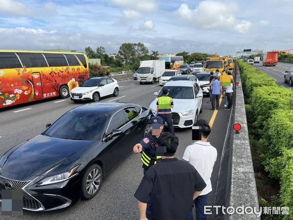 ▲男歌手趕場遇連環車禍現場畫面曝，5車撞一團。（圖／記者游瓊華翻攝）