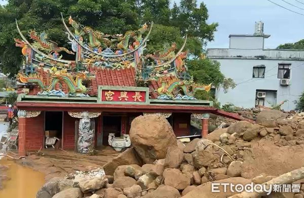 ▲▼金山因豪雨大淹水，金山長興宮險遭土石流淹沒。（圖／郭世賢攝）