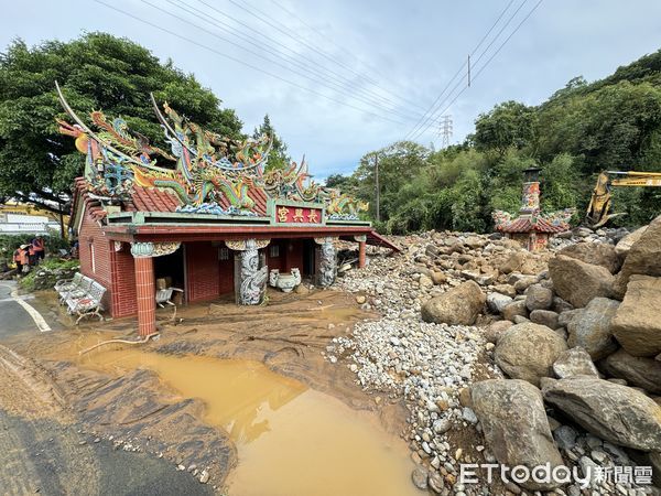 ▲▼金山因豪雨大淹水，金山長興宮險遭土石流淹沒。（圖／郭世賢攝）