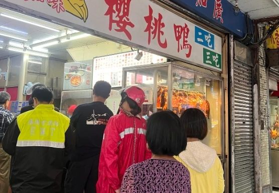 ▲▼             基隆消防人員到燒臘店買便當，被網友PO文公審。（圖／記者郭世賢翻攝）