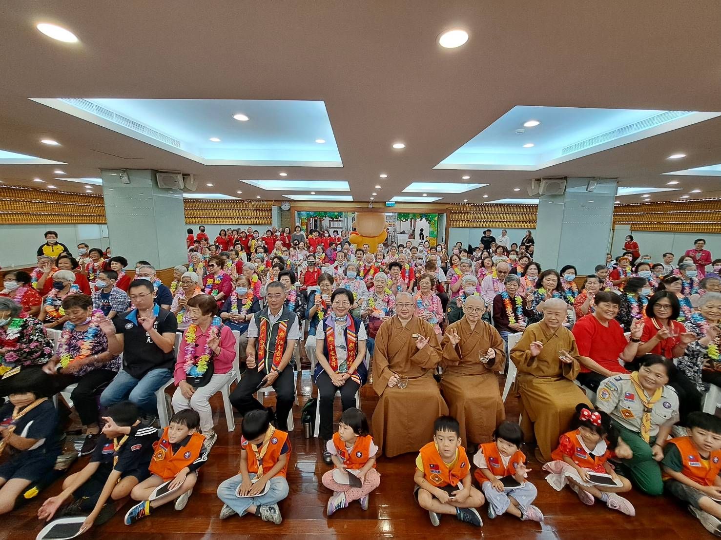 ▲新北市推動「新五老運動」 佛光山重陽敬老彰顯家庭價值。（圖／新北市社會局提供）