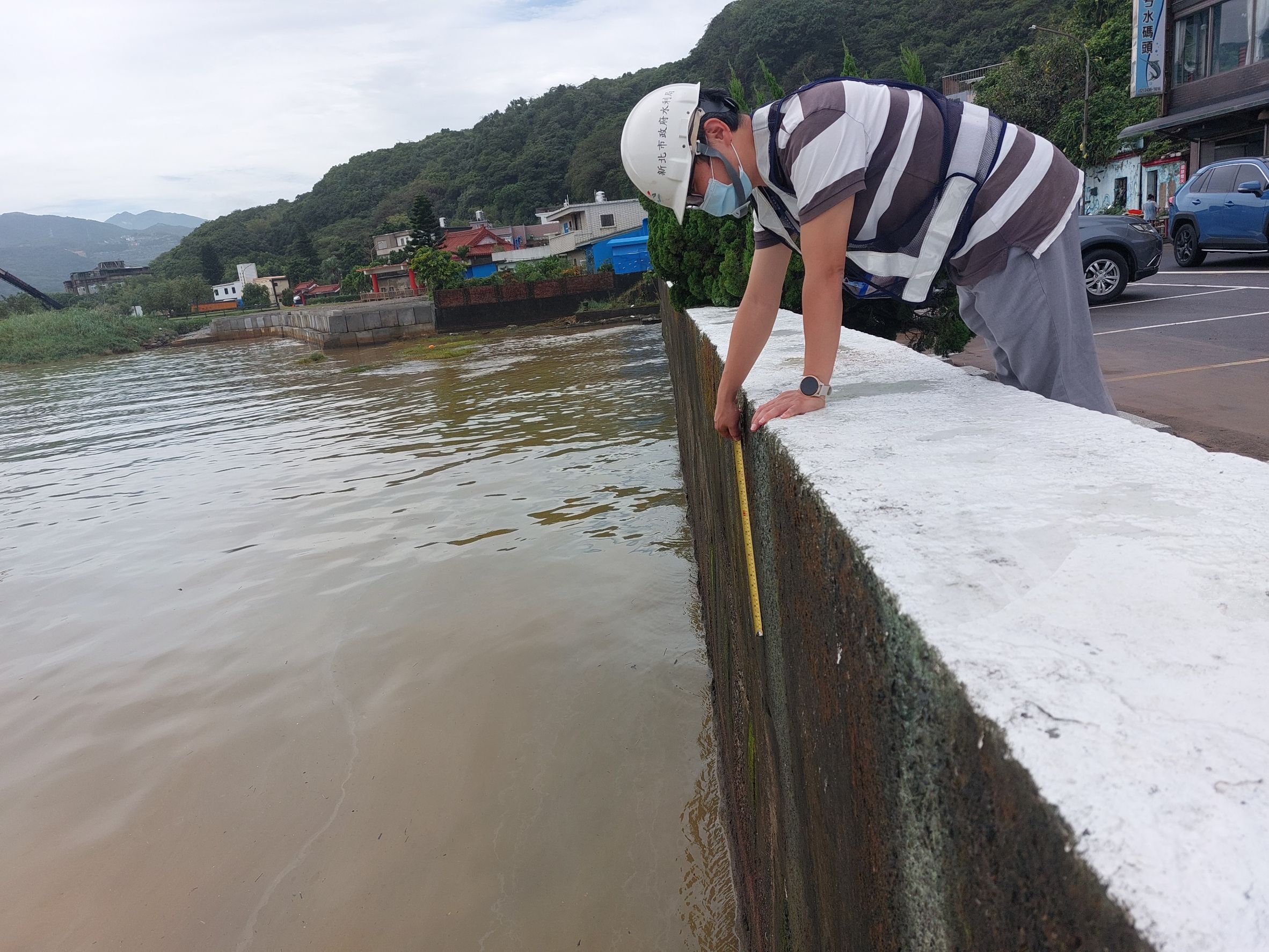 ▲超大豪雨重創北海岸 侯友宜指示水利建造物勘查即刻啟動。（圖／新北市水利局提供）