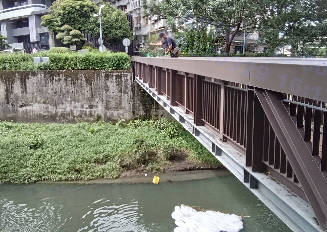 ▲消防泡沫外流污染溝渠 新北環保局溯源稽查告發。（圖／新北市環保局提供）