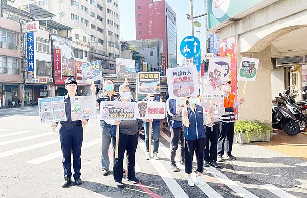 ▲桃園市警局透過加強宣導，以減少行人事故情事發生，並籲請大眾共同重視。（圖／桃園市交通大隊提供）