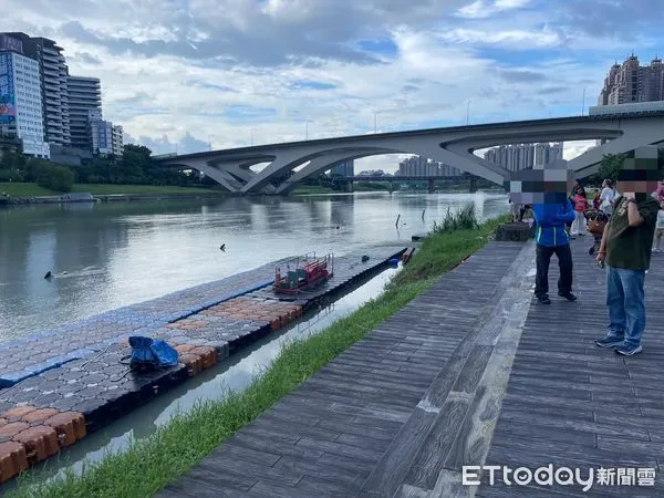 ▲女子在碧潭落水，附近的SUP玩家將其救起。（圖／記者陸運陞翻攝）