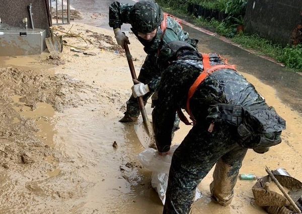 ▲▼第三作戰區官兵於基隆地區協助道路樹木清除及土石清淤。（圖／國防部提供）