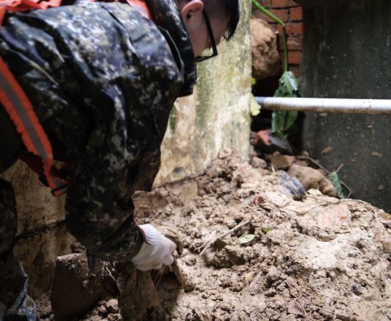 ▲▼第三作戰區官兵於基隆地區協助道路樹木清除及土石清淤。（圖／國防部提供）