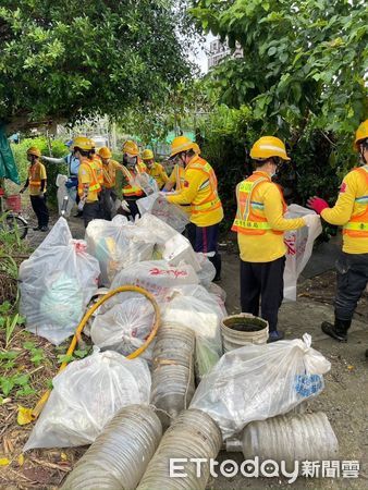 ▲▼文山區公所立牌公告菜園為登革熱高風險場域，籲民眾避免進入以防止疫情擴大。（圖／北市衛生局提供）