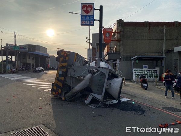 ▲預拌混凝土車疑因煞車失靈，左轉時車速過快翻覆躺路邊。（圖／楊梅警分局提供）