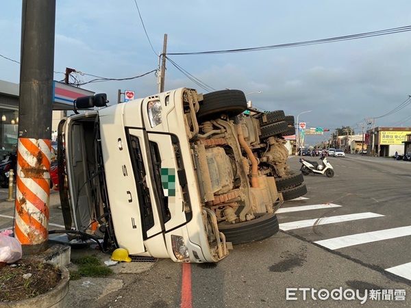 ▲▼所幸翻覆時並未波及其他車輛，魏姓駕駛僅受輕傷。（圖／楊梅警分局提供）