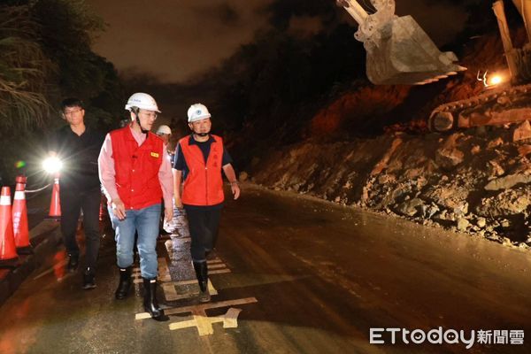 ▲謝國樑心繫道路搶修進度 今晚再度視察新豐街深溪路口。（圖／記者郭世賢翻攝）