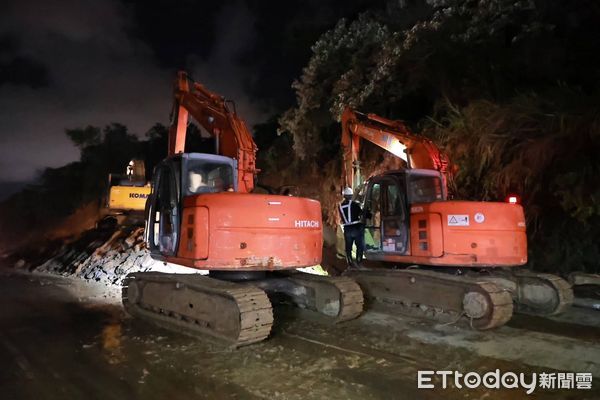 ▲謝國樑心繫道路搶修進度 今晚再度視察新豐街深溪路口。（圖／記者郭世賢翻攝）