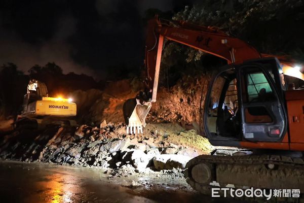 ▲謝國樑心繫道路搶修進度 今晚再度視察新豐街深溪路口。（圖／記者郭世賢翻攝）