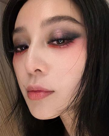 ▲范冰冰雙眼畫上了濃厚的眼影。（圖／翻攝自Threads／bingbing_fan）