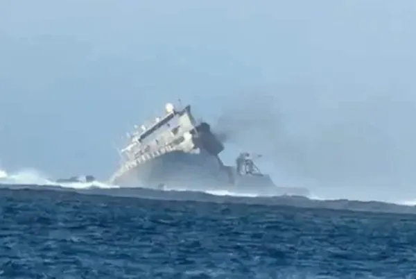 ▲▼紐西蘭皇家海軍專業水下探測艦艇「馬納瓦努伊號」（HMNZS Manawanui）5日在進行珊瑚礁調查時，於薩摩亞附近擱淺沉沒。（圖／翻攝自X）