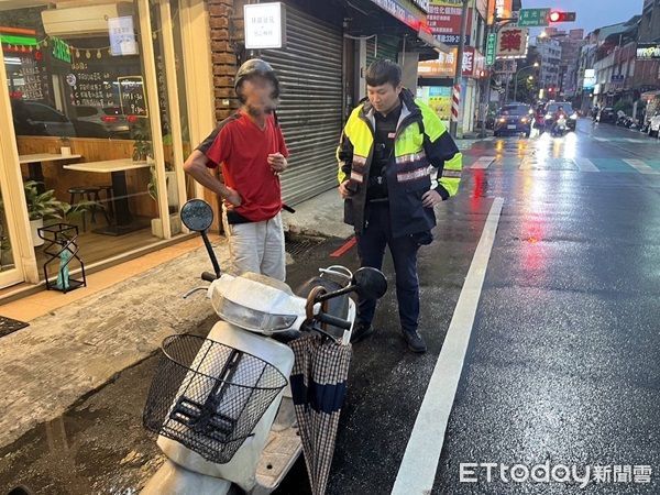 ▲▼順利幫阿伯找到停在超前的機車。（圖／桃園警分局提供）