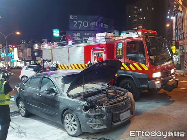 ▲▼18年老車車頭燈突然燒了！阿北想拿寶特瓶滅火遭警勸。（圖／記者許權毅翻攝）