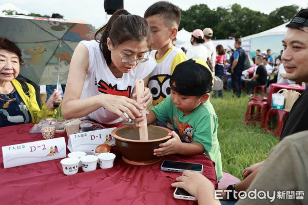 ▲南投世界茶博會「千人擂茶」活動5日登場，千人同步體驗客家飲茶文化。（圖／南投縣政府提供）