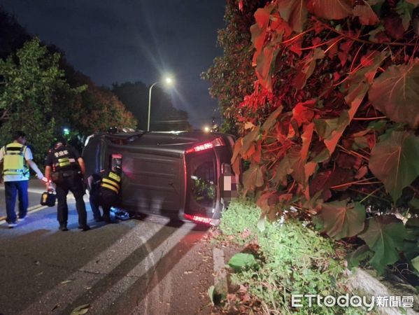 ▲▼台中2起自撞翻車！年輕男開賓士C300酒駕　他駕休旅車分心撞護欄。（圖／記者許權毅翻攝）