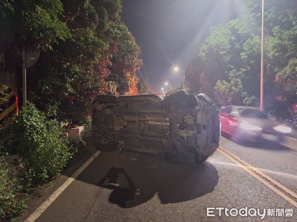 ▲▼台中2起自撞翻車！年輕男開賓士C300酒駕　他駕休旅車分心撞護欄。（圖／記者許權毅翻攝）