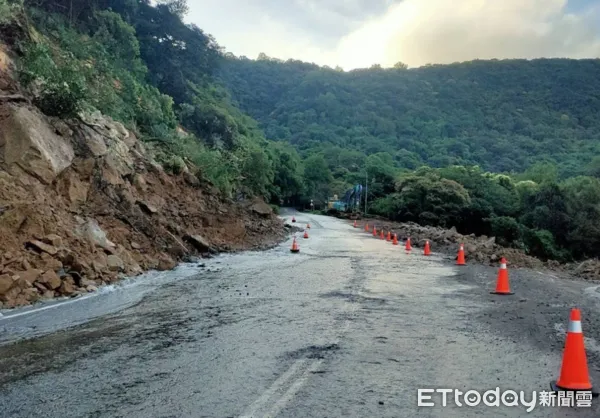 ▲▼新北市金山區台2甲線八煙路段完成清坍。（圖／公路局提供）