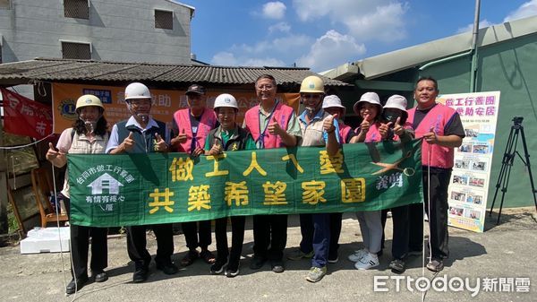 ▲台南做工行善團志工兵分兩路，由台南市勞工志願服務協會，前往六甲區搬運修繕材料，另電氣工會和油漆工會則協力到官田區完成最後工程，第271戶房屋修繕完成。（圖／記者林云翻攝，下同）