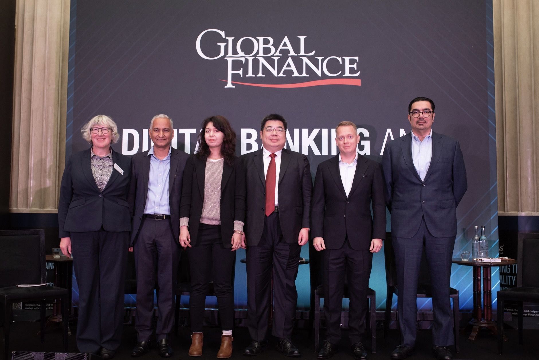 ▲▼《Global Finance》（全球金融）於英國倫敦舉辦「Digital Banking and Innovation in Financial Services Forum」，邀請中國信託銀行、花旗銀行、北歐聯合銀行、卡達商業銀行及知名資訊顧問公司印孚瑟斯（Infosys）等共計5位講者進行對談，中國信託銀行數位科技處處長王俊權資深副總（右三）代表出席。／主辦單位提供