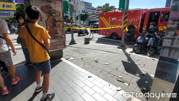 ▲▼北市松江路大樓磁磚剝落，砸中腳踏車男童。（圖／記者黃彥傑攝）