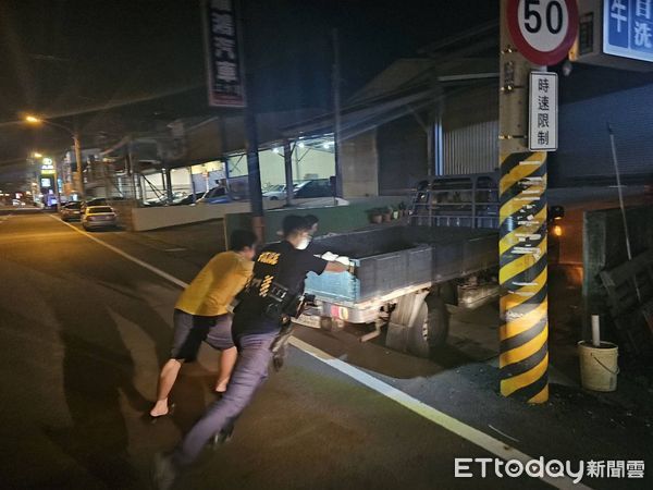 ▲東港警分局崁頂分駐所所長蔡曜陽、警員陳冠廷協助將自小貨車推至路旁             。（圖／記者陳崑福翻攝）