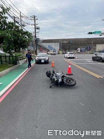 ▲▼ 被撞的22歲陳姓騎士下車後，肇事騎士騎車加速逃逸。（圖／記者戴上容翻攝）