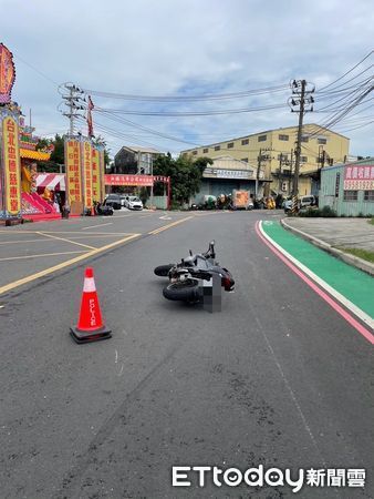 ▲▼ 被撞的22歲陳姓騎士下車後，肇事騎士騎車加速逃逸。（圖／記者戴上容翻攝）