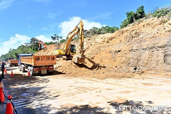 ▲視察基隆道路坍塌、清潔隊設施受損。（圖／記者郭世賢翻攝）